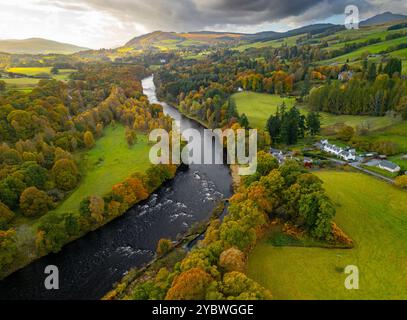 Luftaufnahme von der Drohne des Flusses Tay im Dorf Strathtay in Herbstfarben, Perth und Kinross, Schottland, Großbritannien Stockfoto