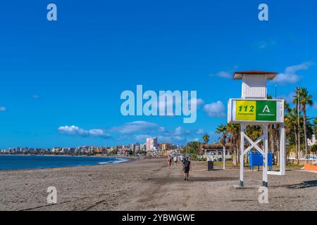 Torre del Mar Strand Spanien Andalusien Costa del Sol Menschen zu Fuß Stockfoto