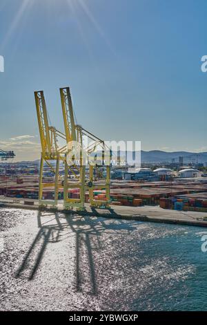 Barcelona. Espain - 20. Oktober 2024: Hafen von Barcelona mit Kränen zum Be- und Entladen von Gütern, ideal für Fragen im Zusammenhang mit Logistik, Industrie-po Stockfoto