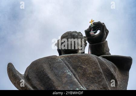 Hüter des Glaubens: Teil des Svetozar-Miletić-Denkmals mit dem Heiligen Kreuz gegen den bedeckten Himmel – Novi Sad 2024 Stockfoto