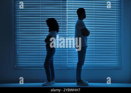 Ein Paar streitet nachts drinnen. Beziehungsprobleme Stockfoto