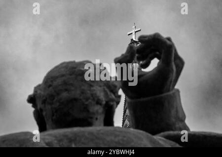 Hüter des Glaubens: Teil des Svetozar-Miletić-Denkmals mit dem Heiligen Kreuz gegen den bedeckten Himmel – Novi Sad 2024 Stockfoto