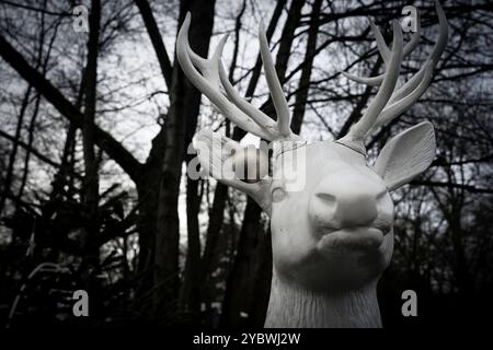 Deutschland. Festliche Weihnachten. Figur eines weißen Rentiers auf einem weihnachtsmarkt. Außendekoration. Dezember 2023 Stockfoto