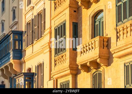 Traditionelle maltesische Gebäude mit bunten Balkonen in der historischen Altstadt von Valletta, Malta Stockfoto