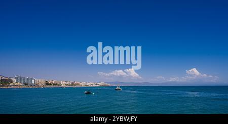 Torremolinos Strandfront von der Hafenmauer in Benalmadena an einem schönen sonnigen Tag. Stockfoto