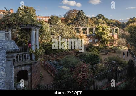 Wunderschöne Herbstlandschaft in London's Hill Garden und Pergola in Hampstead. Stockfoto