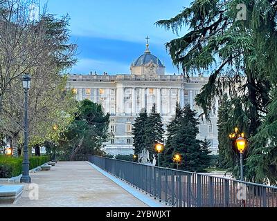 Königspalast aus den Sabatini-Gärten. Madrid, Spanien. Stockfoto