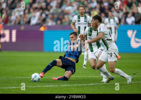 Marvin Pieringer 1.FC Heidenheim Julian Weigl Borussia Mönchengladbach Joe Scally Borussia Mönchengladbach im Kampf um den Ball waehrend des Spiels der 1. Bundesliga zwischen Borussia Mönchengladbach und 1. FC Heidenheim 1846, Stadion im Borussia-Park am 19. Oktober 2024 in Mönchengladbach, Deutschland. Foto von Wolfgang Denkinger/DeFodi Images Marvin Pieringer 1. FC Heidenheim Julian Weigl Borussia Mönchengladbach Joe Scally Borussia Mönchengladbach kämpfte um den Ball während des Bundesliga-Spiels zwischen Borussia Mönchengladbach und 1. FC Heidenheim 1846 im Stadion im Borussia-Park am Oktober Stockfoto