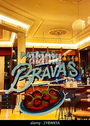 Patatas Bravas-Illustration am Fenster der Cafeteria. Gran Via, Madrid, Spanien. Stockfoto