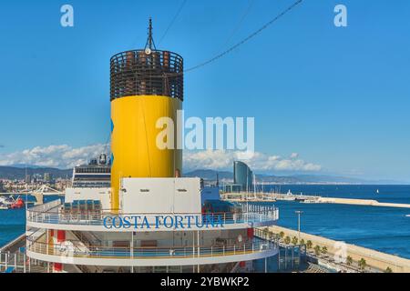 Barcelona. Espain - 20. Oktober 2024: Bild des Kreuzfahrtschiffs Costa Fortuna im Hafen von Barcelona, mit der Stadt im Hintergrund. Perfekt zum Wiederholen Stockfoto