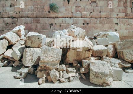 Großer Haufen riesiger Steine am Fuß der Westmauer in Jerusalem, unter dem Robinsonbogen, der vermutlich Ruinen des zweiten jüdischen Tempels, DE, sein soll Stockfoto