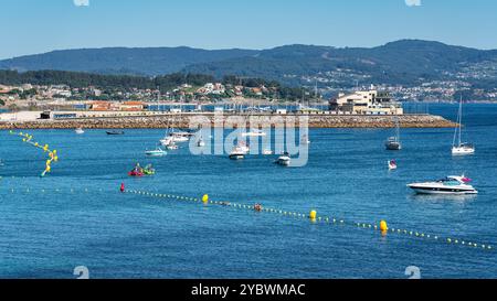 Sanjenjo, Spanien, 15. August 2024: Silgar Beach voller Touristen an einem sonnigen Tag in der Ria de Pontevedra, Galicien. Stockfoto