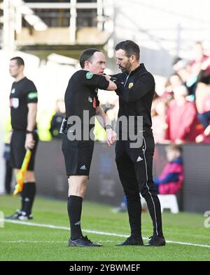 Oriam Sports Centre Edinburgh.Scotland.UK 14. Mai 24 Hearts Aidan Denholm Pressekonferenz zum Cinch Premiership Match gegen St Mirren. Schiedsrichter Colin Steven erhält technische Aufmerksamkeit von George Calder, 4. Of Fical Credit: eric mccowat/Alamy Live News Stockfoto