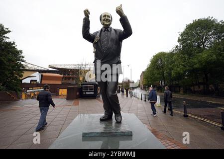 Ein allgemeiner Blick auf die Sir Jack Hayward Statue vor dem Spiel der Premier League im Molineux Stadium, Wolverhampton. Bilddatum: Sonntag, 20. Oktober 2024. Stockfoto