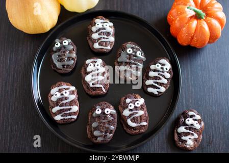 Halloween Schokoladenmadeleines als Mumien Stockfoto