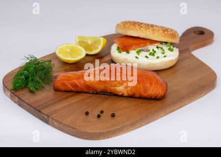 Köstlicher herzhafter Lachsbagel mit frischem Dill und würzigen Zitronenscheiben Stockfoto