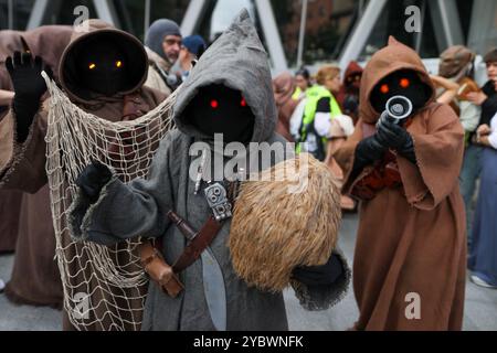 Madrid, Spanien. Oktober 2024. Menschen, die als Jawas gekleidet sind, marschieren während einer Star Wars Parade durch die Innenstadt Madrids. Eine Armee von Fans, die als Charaktere aus der Star Wars-Serie verkleidet waren, zog durch die Straßen von Madrid, um das Bewusstsein für Krebs in einer neuen Ausgabe der Wohltätigkeitsveranstaltung „Trainingstag“ zu wecken. 500 Personen, die als Mitglieder der Kaiserlichen Armee und andere Charaktere aus der Star Wars-Saga gekleidet waren, zogen in die Parade. Quelle: SOPA Images Limited/Alamy Live News Stockfoto