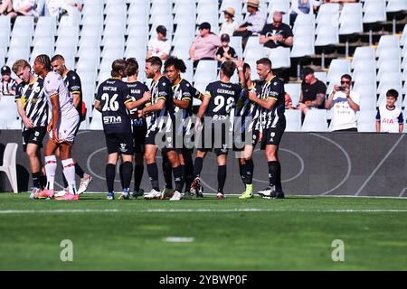 Sydney, Australien. Oktober 2024; Campbelltown Stadium, Sydney, NSW, Australien: A-League Football, MacArthur FC gegen Perth Glory; die Spieler von Macarthur FC feiern Marin Jakolis vom Macarthur FC in Minute 30 das vierte Tor. Credit: Action Plus Sports Images/Alamy Live News Stockfoto