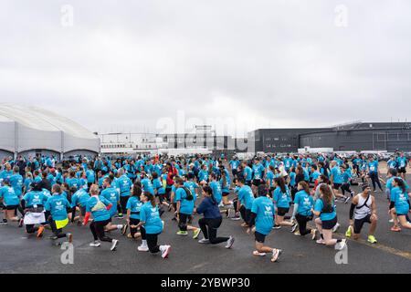 Die Läuferinnen und Läufer wärmen sich während des Starts von Aerorun Paris 2024 auf, dem ersten Solidaritätslauf, der auf den Landebahnen des Flughafens Paris-Le Bourget zugunsten der Vereinigung Aviation Sans Frontières organisiert wird, einer Vereinigung, die Hilfsmaßnahmen von Frankreich und seinen Stützpunkten ins Ausland leitet, und um den Bedürftigen zu helfen. Sie ist die erste und einzige Nichtregierungsorganisation, die ein von der Generaldirektion Zivilluftfahrt ausgestelltes Luftfahrtzeugnis (CTA) erhalten hat. 20. Oktober 2024 in Dugny bei Paris. Foto: Alexis Jumeau/ABACAPRESS. KOM Stockfoto