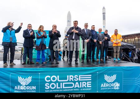 Französischer Stellvertretender Verkehrsminister Francois Durovray, Präsident des Departementrates von seine-Saint-Denis, Stephane Troussel, Direktor des Flughafens Paris-Le Bourget und der Flugplätze für die allgemeine Luftfahrt, Sebastien Couturier und Senator der seine Saint-Denis Vincent Capo-Canellas beim Start des Aerorun Paris 2024, dem ersten Solidaritätsrennen, das auf den Landebahnen des Flughafens Paris-Le Bourget für den Luftverkehrsverbands Sans Frontiers Sans und die Flugplätze im Ausland zugute kommt. und um den Bedürftigsten zu helfen. Das ist es Stockfoto