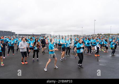 Die Läuferinnen und Läufer wärmen sich während des Starts von Aerorun Paris 2024 auf, dem ersten Solidaritätslauf, der auf den Landebahnen des Flughafens Paris-Le Bourget zugunsten der Vereinigung Aviation Sans Frontières organisiert wird, einer Vereinigung, die Hilfsmaßnahmen von Frankreich und seinen Stützpunkten ins Ausland leitet, und um den Bedürftigen zu helfen. Sie ist die erste und einzige Nichtregierungsorganisation, die ein von der Generaldirektion Zivilluftfahrt ausgestelltes Luftfahrtzeugnis (CTA) erhalten hat. 20. Oktober 2024 in Dugny bei Paris. Foto: Alexis Jumeau/ABACAPRESS. KOM Stockfoto