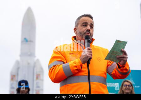 Sebastien Couturier, Direktor des Flughafens Paris-Le Bourget und der Flugplätze für die allgemeine Luftfahrt, spricht während des Starts des Aerorun Paris 2024, des ersten Solidaritätsrennens, das auf den Start- und Landebahnen des Flughafens Paris-Le Bourget zugunsten der Vereinigung Aviation Sans Frontières organisiert wird, einer Vereinigung, die Hilfe von Frankreich und seinen Stützpunkten ins Ausland leitet, und um den Bedürftigen zu helfen. Sie ist die erste und einzige Nichtregierungsorganisation, die ein von der Generaldirektion Zivilluftfahrt ausgestelltes Luftfahrtzeugnis (CTA) erhalten hat. 20. Oktober 2024 in Dugny in der Nähe Stockfoto