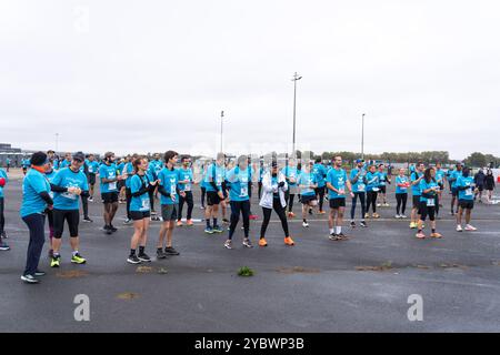 Die Läuferinnen und Läufer wärmen sich während des Starts von Aerorun Paris 2024 auf, dem ersten Solidaritätslauf, der auf den Landebahnen des Flughafens Paris-Le Bourget zugunsten der Vereinigung Aviation Sans Frontières organisiert wird, einer Vereinigung, die Hilfsmaßnahmen von Frankreich und seinen Stützpunkten ins Ausland leitet, und um den Bedürftigen zu helfen. Sie ist die erste und einzige Nichtregierungsorganisation, die ein von der Generaldirektion Zivilluftfahrt ausgestelltes Luftfahrtzeugnis (CTA) erhalten hat. 20. Oktober 2024 in Dugny bei Paris. Foto: Alexis Jumeau/ABACAPRESS. KOM Stockfoto