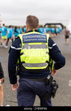 Illustration der Luftverkehrspolizei (Gendarmerie des Transports aeriens) beim Start von Aerorun Paris 2024, dem ersten Solidaritätsrennen, das auf den Landebahnen des Flughafens Paris-Le Bourget zugunsten der Vereinigung Aviation Sans Frontières organisiert wird, einer Vereinigung, die Hilfeleistungen von Frankreich und seinen Stützpunkten ins Ausland leitet, und um den Bedürftigen zu helfen. Sie ist die erste und einzige Nichtregierungsorganisation, die ein von der Generaldirektion Zivilluftfahrt ausgestelltes Luftfahrtzeugnis (CTA) erhalten hat. 20. Oktober 2024 in Dugny bei Paris. Foto von Ale Stockfoto