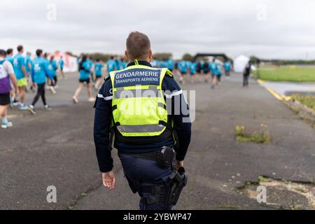 Illustration der Luftverkehrspolizei (Gendarmerie des Transports aeriens) beim Start von Aerorun Paris 2024, dem ersten Solidaritätsrennen, das auf den Landebahnen des Flughafens Paris-Le Bourget zugunsten der Vereinigung Aviation Sans Frontières organisiert wird, einer Vereinigung, die Hilfeleistungen von Frankreich und seinen Stützpunkten ins Ausland leitet, und um den Bedürftigen zu helfen. Sie ist die erste und einzige Nichtregierungsorganisation, die ein von der Generaldirektion Zivilluftfahrt ausgestelltes Luftfahrtzeugnis (CTA) erhalten hat. 20. Oktober 2024 in Dugny bei Paris. Foto von Ale Stockfoto