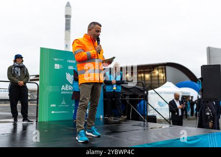 Sebastien Couturier, Direktor des Flughafens Paris-Le Bourget und der Flugplätze für die allgemeine Luftfahrt, spricht während des Starts des Aerorun Paris 2024, des ersten Solidaritätsrennens, das auf den Start- und Landebahnen des Flughafens Paris-Le Bourget zugunsten der Vereinigung Aviation Sans Frontières organisiert wird, einer Vereinigung, die Hilfe von Frankreich und seinen Stützpunkten ins Ausland leitet, und um den Bedürftigen zu helfen. Sie ist die erste und einzige Nichtregierungsorganisation, die ein von der Generaldirektion Zivilluftfahrt ausgestelltes Luftfahrtzeugnis (CTA) erhalten hat. 20. Oktober 2024 in Dugny in der Nähe Stockfoto