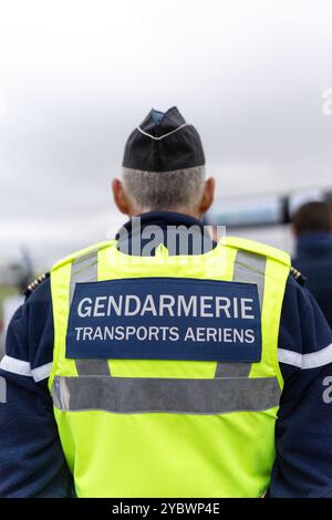 Illustration der Luftverkehrspolizei (Gendarmerie des Transports aeriens) beim Start von Aerorun Paris 2024, dem ersten Solidaritätsrennen, das auf den Landebahnen des Flughafens Paris-Le Bourget zugunsten der Vereinigung Aviation Sans Frontières organisiert wird, einer Vereinigung, die Hilfeleistungen von Frankreich und seinen Stützpunkten ins Ausland leitet, und um den Bedürftigen zu helfen. Sie ist die erste und einzige Nichtregierungsorganisation, die ein von der Generaldirektion Zivilluftfahrt ausgestelltes Luftfahrtzeugnis (CTA) erhalten hat. 20. Oktober 2024 in Dugny bei Paris. Foto von Ale Stockfoto