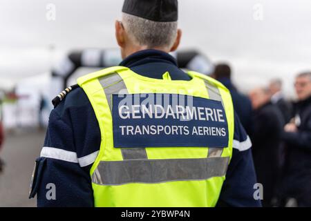 Illustration der Luftverkehrspolizei (Gendarmerie des Transports aeriens) beim Start von Aerorun Paris 2024, dem ersten Solidaritätsrennen, das auf den Landebahnen des Flughafens Paris-Le Bourget zugunsten der Vereinigung Aviation Sans Frontières organisiert wird, einer Vereinigung, die Hilfeleistungen von Frankreich und seinen Stützpunkten ins Ausland leitet, und um den Bedürftigen zu helfen. Sie ist die erste und einzige Nichtregierungsorganisation, die ein von der Generaldirektion Zivilluftfahrt ausgestelltes Luftfahrtzeugnis (CTA) erhalten hat. 20. Oktober 2024 in Dugny bei Paris. Foto von Ale Stockfoto