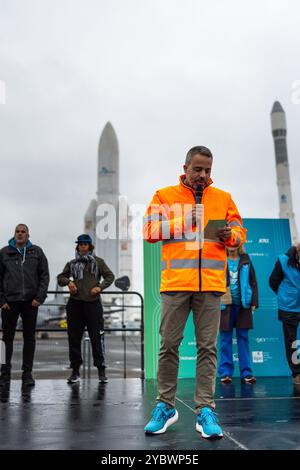 Sebastien Couturier, Direktor des Flughafens Paris-Le Bourget und der Flugplätze für die allgemeine Luftfahrt, spricht während des Starts des Aerorun Paris 2024, des ersten Solidaritätsrennens, das auf den Start- und Landebahnen des Flughafens Paris-Le Bourget zugunsten der Vereinigung Aviation Sans Frontières organisiert wird, einer Vereinigung, die Hilfe von Frankreich und seinen Stützpunkten ins Ausland leitet, und um den Bedürftigen zu helfen. Sie ist die erste und einzige Nichtregierungsorganisation, die ein von der Generaldirektion Zivilluftfahrt ausgestelltes Luftfahrtzeugnis (CTA) erhalten hat. 20. Oktober 2024 in Dugny in der Nähe Stockfoto