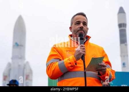 Sebastien Couturier, Direktor des Flughafens Paris-Le Bourget und der Flugplätze für die allgemeine Luftfahrt, spricht während des Starts des Aerorun Paris 2024, des ersten Solidaritätsrennens, das auf den Start- und Landebahnen des Flughafens Paris-Le Bourget zugunsten der Vereinigung Aviation Sans Frontières organisiert wird, einer Vereinigung, die Hilfe von Frankreich und seinen Stützpunkten ins Ausland leitet, und um den Bedürftigen zu helfen. Sie ist die erste und einzige Nichtregierungsorganisation, die ein von der Generaldirektion Zivilluftfahrt ausgestelltes Luftfahrtzeugnis (CTA) erhalten hat. 20. Oktober 2024 in Dugny in der Nähe Stockfoto