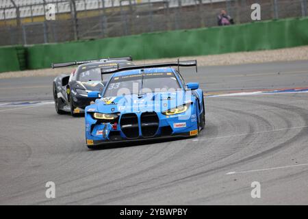 Rene Rast (DEU), #33, BMW M4 GT3, Team: Schubert Motorsport (DEU), vor Jack Aitken (GBR), #14, Ferrari 296 GT3, Team: Emil Frey Racing (che), Motorsport, DTM 2024, DTM08, Finale, Hockenheimring, Hockenheim, Baden-Württemberg, Deutschand, 19.10.2024 Foto: Eibner-Pressefoto/Jürgen Augst Stockfoto