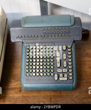 Vintage Marchant Figurematic mechanischer Taschenrechner, der auf Auktion, Großbritannien, ausgestellt wird Stockfoto