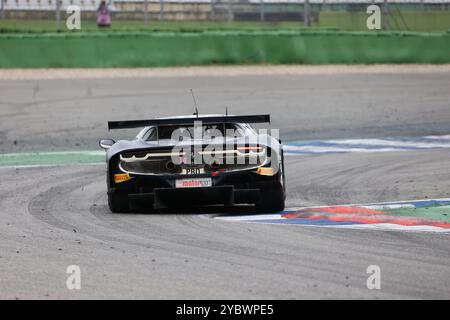 Heckansicht Jack Aitken (GBR), #14, Ferrari 296 GT3, Team: Emil Frey Racing (che), Motorsport, DTM 2024, DTM08, Finale, Hockenheimring, Hockenheim, Baden-Württemberg, Deutschand, 19.10.2024 Foto: Eibner-Pressefoto/Jürgen Augst Stockfoto