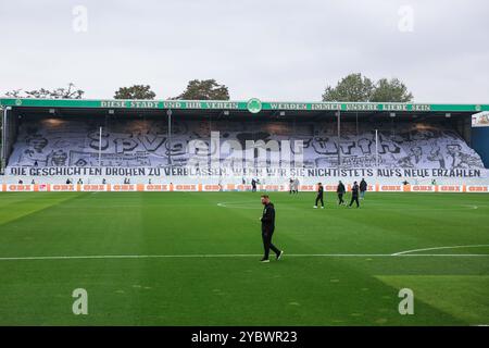 Deutschland. Oktober 2024. Fussball 2. Bundesliga 9. Spieltag SpVgg Greuther Fürth - 1. FC Nürnberg am 20.10.2024 im Sportpark Ronhof in Fürth Choreographie Fürth DFL-Vorschriften verbieten jede Verwendung von Fotografien als Bildsequenzen und/oder Quasi-Video. Foto: Revierfoto Credit: ddp Media GmbH/Alamy Live News Stockfoto