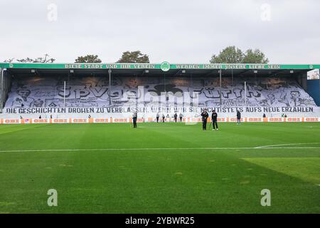 Deutschland. Oktober 2024. Fussball 2. Bundesliga 9. Spieltag SpVgg Greuther Fürth - 1. FC Nürnberg am 20.10.2024 im Sportpark Ronhof in Fürth die Chroreographie Fürth DFL verbietet jede Verwendung von Fotografien als Bildsequenzen und/oder Quasi-Video. Foto: Revierfoto Credit: ddp Media GmbH/Alamy Live News Stockfoto