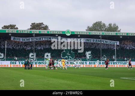 Deutschland. Oktober 2024. Fussball 2. Bundesliga 9. Spieltag SpVgg Greuther Fürth - 1. FC Nürnberg am 20.10.2024 im Sportpark Ronhof in Fürth Choreographie Fürth DFL-Vorschriften verbieten jede Verwendung von Fotografien als Bildsequenzen und/oder Quasi-Video. Foto: Revierfoto Credit: ddp Media GmbH/Alamy Live News Stockfoto