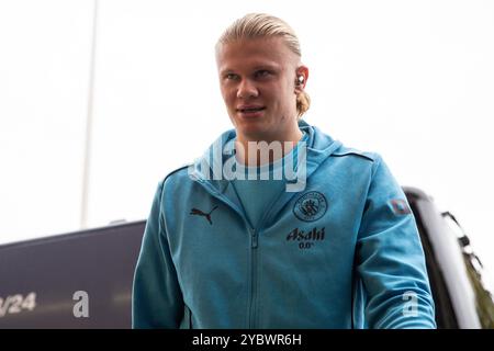Wolverhampton, Großbritannien. Oktober 2024. Erling Håland aus Manchester City kommt am 20. Oktober 2024 in Molineux, Wolverhampton, Großbritannien, vor dem Premier League-Spiel Wolverhampton Wanderers gegen Manchester City in Wolverhampton, Großbritannien, am 20. Oktober 2024 (Foto: Gareth Evans/News Images). (Foto: Gareth Evans/News Images/SIPA USA) Credit: SIPA USA/Alamy Live News Stockfoto