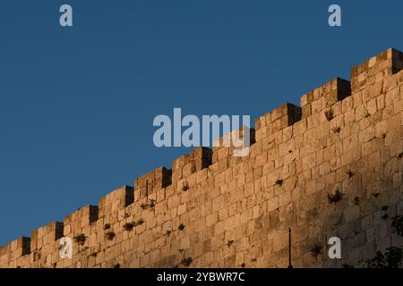 Ein detaillierter Abschnitt der alten Steinmauern und Mauern der Altstadt von Jerusalem, Israel. Stockfoto