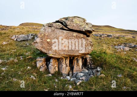 Die Norber Glacial Erratical Stones, Austwick, Yorkshire Dales National Park, UK, zu sehen in Dawn Stockfoto