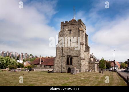 Die Altstadt von Eastbourne mit ihrer dominierenden St. Mary the Virgin Church, East Sussex, England Stockfoto