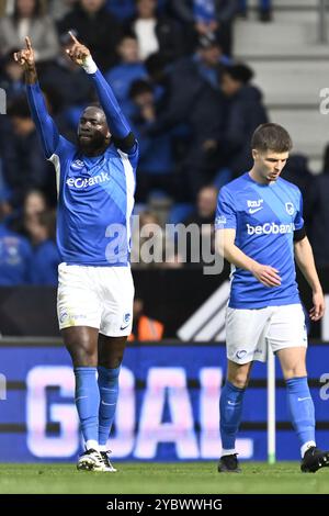 Genks Tolu Toluwalase Arokodare feiert nach einem Torschuss während eines Fußballspiels zwischen KRC Genk und STVV am Sonntag, den 20. Oktober 2024 in Genk, am 11. Tag der Saison 2024-2025 der ersten Liga der „Jupiler Pro League“ der belgischen Meisterschaft. BELGA FOTO JOHAN EYCKENS Stockfoto