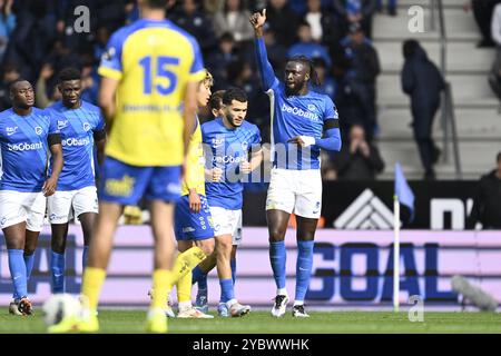 Genks Tolu Toluwalase Arokodare feiert nach einem Torschuss während eines Fußballspiels zwischen KRC Genk und STVV am Sonntag, den 20. Oktober 2024 in Genk, am 11. Tag der Saison 2024-2025 der ersten Liga der „Jupiler Pro League“ der belgischen Meisterschaft. BELGA FOTO JOHAN EYCKENS Stockfoto