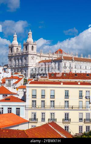 Genießen Sie einen atemberaubenden Blick auf Lissabon vom Aussichtspunkt Santa Luzia, mit Blick auf die Kirche Sao Miguel und die pulsierenden Dächer der Stadt. Stockfoto