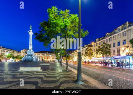 Lissabon, Portugal, 1. März 2007, der Rossio-Platz in Lissabon ist bei Nacht wunderschön beleuchtet und zeigt Lichtspuren des vorbeiziehenden Verkehrs und der berühmten Stadt Stockfoto