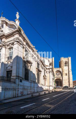 Malerischer Blick auf die Kirche Santo Antonio und die Kathedrale SE in Lissabon, Portugal. Die architektonische Schönheit und historische Bedeutung auf einer sonnigen da erfassen Stockfoto