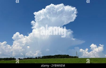 Gewitterwolken sind bei relativ gering bewoelktem Himmel leicht zu erkennen, denn sie tuermen sich kilometerweit in die Höhe. Gewitterwolken sind einfach Stockfoto